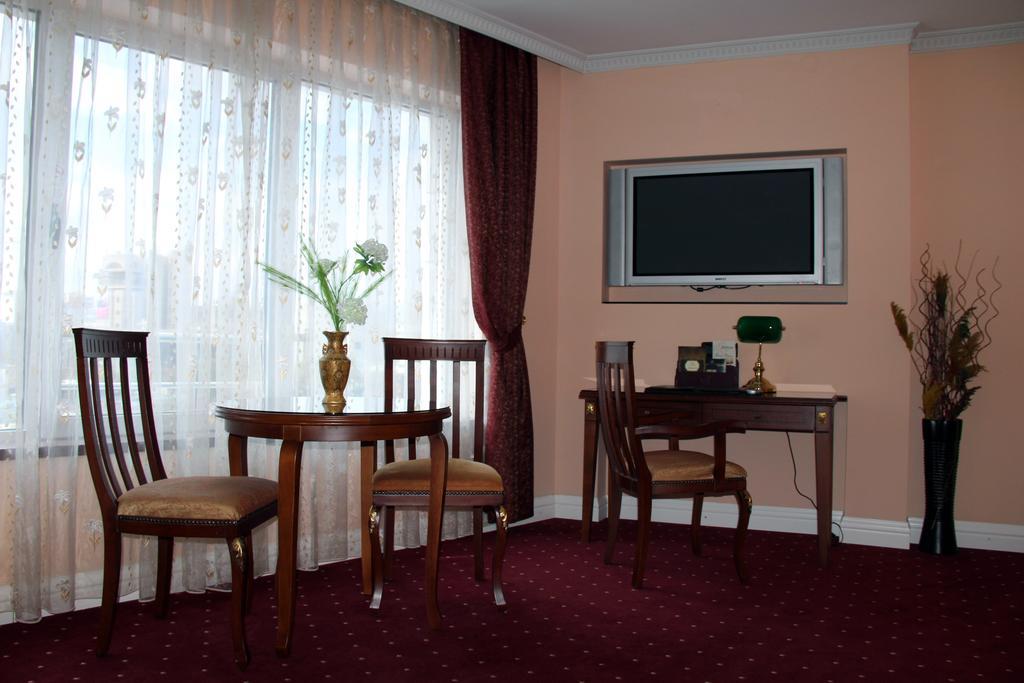 Stone Bridge Hotel Skopje Zimmer foto